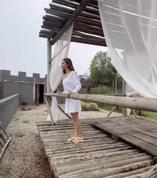 Um cantinho em estilo medieval pra você conhecer em Lavras Novas, MG… e uma camponesa de nobre coração que vai todos os dias ao bosque recolher lenha… 🤭   @pousadadoreiarthur 🏰  #ondeiremminasgerais